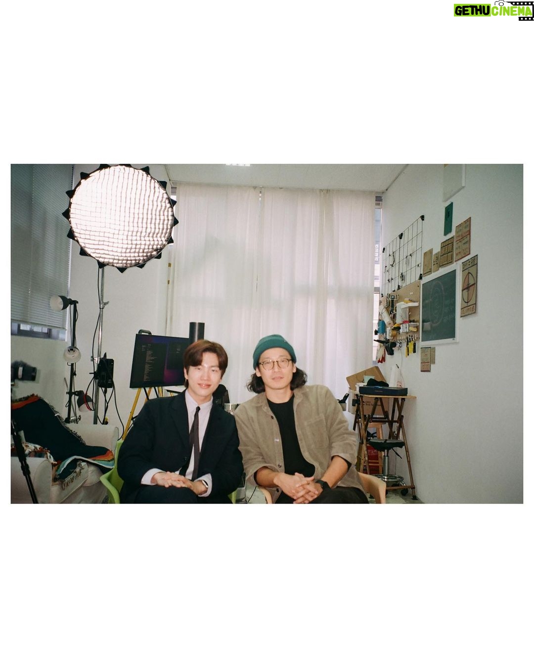 Jeong Young-han Instagram - 자랑하면 멋없고, 숨기면 아무도 모른다. 욕구와 민망함 사이에서 벌어지는 드러냄과 감춤의 싸움. 벌써 2023 1분기의 끝. 수습 해제, 첫 방송 1주년의 소회 기자로 일하는 진욱 형과 직업에 대해 이야기를 하던 도중, 가만히 일만 해도 세상에 우리가 일한 흔적들이 남는다는 게 참 좋다는 얘기를 나눈 적 있다. 아차 하면 박제된다는 그 점이 누군가에겐 부담이 될 수도 있지만, 언제든 꺼내볼 수 있다는 건 특장점이라 생각한다. 동시에 그러한 까닭으로 스스로 방송 나온 걸 굳이 SNS를 통해 티 내는 게 조금은 귀찮아지는 듯하다. 티비에 나오는 것도 점점 당연한 일처럼 여겨져서인지 괜히 드러내기 민망한 것도 사실이다. 오늘은 최고참 강재형 선배님께서 마지막 출근을 하셨다. 기념으로 동료들이 둘러앉아 그동안 선배님께서 맡아오신 프로그램들을 갈무리한 영상을 시청했다. 내가 태어나기도 전부터 쌓여온 기록들이었다. 스스로에겐 다소 민망한 구석이 있으셨을 지는 모르겠으나. 후임자의 입장에서 마냥 멋져 보이기만 했다. 그 영상이 아니면 기억조차 못 했을 일들. 가만히 있으면 중간은 간다는 말이 이제는 제법 미덕으로 느껴지지만, 근질거리는 관심 욕구와의 타협 끝에 분기별로라도 족적을 남기기로 했다. 중간만 유지하는 것도 대단한 일이지만 성에 찰 리 만무하다. 차라리 잔뜩 쪽팔리고 나중에 썰이라도 푸는 편이 닛지 않을까 싶다.🤣 MBC