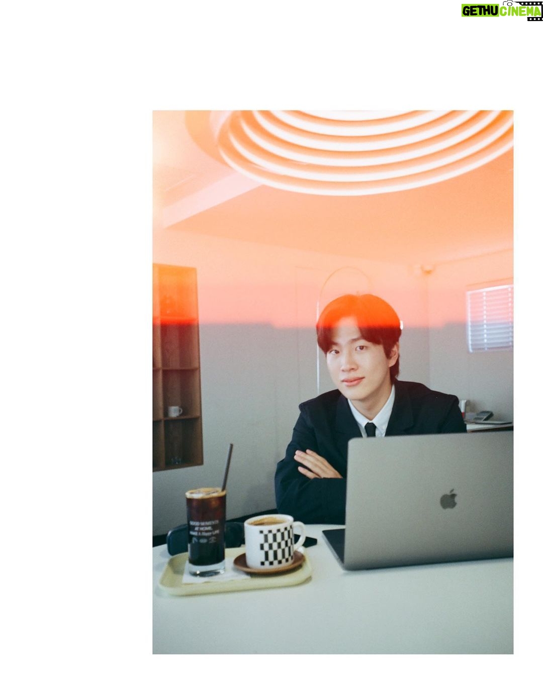 Jeong Young-han Instagram - 자랑하면 멋없고, 숨기면 아무도 모른다. 욕구와 민망함 사이에서 벌어지는 드러냄과 감춤의 싸움. 벌써 2023 1분기의 끝. 수습 해제, 첫 방송 1주년의 소회 기자로 일하는 진욱 형과 직업에 대해 이야기를 하던 도중, 가만히 일만 해도 세상에 우리가 일한 흔적들이 남는다는 게 참 좋다는 얘기를 나눈 적 있다. 아차 하면 박제된다는 그 점이 누군가에겐 부담이 될 수도 있지만, 언제든 꺼내볼 수 있다는 건 특장점이라 생각한다. 동시에 그러한 까닭으로 스스로 방송 나온 걸 굳이 SNS를 통해 티 내는 게 조금은 귀찮아지는 듯하다. 티비에 나오는 것도 점점 당연한 일처럼 여겨져서인지 괜히 드러내기 민망한 것도 사실이다. 오늘은 최고참 강재형 선배님께서 마지막 출근을 하셨다. 기념으로 동료들이 둘러앉아 그동안 선배님께서 맡아오신 프로그램들을 갈무리한 영상을 시청했다. 내가 태어나기도 전부터 쌓여온 기록들이었다. 스스로에겐 다소 민망한 구석이 있으셨을 지는 모르겠으나. 후임자의 입장에서 마냥 멋져 보이기만 했다. 그 영상이 아니면 기억조차 못 했을 일들. 가만히 있으면 중간은 간다는 말이 이제는 제법 미덕으로 느껴지지만, 근질거리는 관심 욕구와의 타협 끝에 분기별로라도 족적을 남기기로 했다. 중간만 유지하는 것도 대단한 일이지만 성에 찰 리 만무하다. 차라리 잔뜩 쪽팔리고 나중에 썰이라도 푸는 편이 닛지 않을까 싶다.🤣 MBC