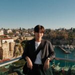 Jeong Young-han Instagram - 새해 인사가 늦었습니다! 🙇🏻‍♂️ 정말 꾹꾹 눌러 담은 2022년, 보내기 싫을 정도로 좋았던 해는 처음이었습니다. 갑자기 생각지도 않던 긴 휴가를 내고 튀르키예를 다녀왔어요. 세계 일주까지 준비하며 평생을 방랑해도 좋겠다던 여행인데, 막상 떠나려니 마음이 불편했습니다. 열흘이나 출근을 안 하다는 게 이상하고, 외국 나가 큰돈 쓸 것도 괜히 부담스럽고,, 열심히 산다고 발버둥은 쳤지만, 한국에서의 안정을 찾아가는 생활에 몸과 마음이 제법 거만해지긴 했었나봅니다. 여행 3일차쯤, 오랜만에 우주에 먼지가 된 기분이 너무나 상쾌했습니다. 모르는 것투성이라 도움받기 일쑤고 동시에 항상 경계하고 긴장하고··· 역시나 변태적인 기질 탓에 그런 이방인 대접을 받는 게 너무나 후련했습니다. 현지 유심을 사용해서 연락을 받을 길도 없었어요. 나를 찾는 사람도, 그 어떤 문제도 생기지 않는구나. 그저 하루 3끼 뭐 먹고 뭐 볼 지만 고민하며 돌아다녀도 하루가 훌훌 지나갔습니다. 내가 한국에서 열망하던 치열한 성취도, 머리 쥐어짜던 고민도 고작 다른 나라 땅을 밟았다고 해서 무용하게 느껴지는 게 우습기도 했습니다. 2021년부터 저는 단기 성취에 너무나 중독이 된 듯합니다. 여건이 어쩔 수 없으니 잠깐만 끌어 쓴다는 게, 뭐든 제쳐두고 빨리 이루려는 욕심만 키웠던 것 같아요. 후회는 없습니다만. 올해 상반기는 내면에 좀 더 집중을 하고 하반기에는 감사했던 사람들과의 관계를 되돌아보는데 힘쓰는 한 해를 보내기로 했습니다. 특히나 온·오프라인 할 것 없이 모든 인간관계에 너무나도 소홀했음을 깊이 반성합니다. 튀르키예는 정말 최고의 여행지였어요. 열흘 동안 터키에서만 4개 지역을 돌아다녔는데요. 마주했던 역사와 문화, 자연, 음식까지 뭐하나 빠짐없이 완벽했습니다. (물가까지..👍) 오랜만에 출장 온 것마냥 사진과 영상을 잔뜩 찍어 오긴 했는데, 튀르키예 이야기는 인스타나 유튜브에.. 차차 업로드 할게요! Türkiye