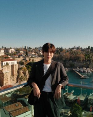 Jeong Young-han Instagram - 새해 인사가 늦었습니다! 🙇🏻‍♂️

정말 꾹꾹 눌러 담은 2022년, 보내기 싫을 정도로 좋았던 해는 처음이었습니다.

갑자기 생각지도 않던 긴 휴가를 내고 튀르키예를 다녀왔어요. 
세계 일주까지 준비하며 평생을 방랑해도 좋겠다던 여행인데,
막상 떠나려니 마음이 불편했습니다.
 
열흘이나 출근을 안 하다는 게 이상하고, 
외국 나가 큰돈 쓸 것도 괜히 부담스럽고,,

열심히 산다고 발버둥은 쳤지만, 한국에서의 안정을 찾아가는 생활에 몸과 마음이 제법 거만해지긴 했었나봅니다.

여행 3일차쯤, 오랜만에 우주에 먼지가 된 기분이 너무나 상쾌했습니다. 모르는 것투성이라 도움받기 일쑤고 동시에 항상 경계하고 긴장하고··· 역시나 변태적인 기질 탓에 그런 이방인 대접을 받는 게 너무나 후련했습니다. 현지 유심을 사용해서 연락을 받을 길도 없었어요. 나를 찾는 사람도, 그 어떤 문제도 생기지 않는구나.

그저 하루 3끼 뭐 먹고 뭐 볼 지만 고민하며 돌아다녀도 하루가 훌훌 지나갔습니다.
내가 한국에서 열망하던 치열한 성취도, 머리 쥐어짜던 고민도 고작 다른 나라 땅을 밟았다고 해서 무용하게 느껴지는 게 우습기도 했습니다.

2021년부터 저는 단기 성취에 너무나 중독이 된 듯합니다.
여건이 어쩔 수 없으니 잠깐만 끌어 쓴다는 게, 뭐든 제쳐두고 빨리 이루려는 욕심만 키웠던 것 같아요. 후회는 없습니다만. 

올해 상반기는 내면에 좀 더 집중을 하고 하반기에는 감사했던 사람들과의 관계를 되돌아보는데 힘쓰는 한 해를 보내기로 했습니다.

특히나 온·오프라인 할 것 없이 모든 인간관계에 너무나도 소홀했음을 깊이 반성합니다.

튀르키예는 정말 최고의 여행지였어요.
열흘 동안 터키에서만 4개 지역을 돌아다녔는데요.
마주했던 역사와 문화, 자연, 음식까지 뭐하나 빠짐없이 완벽했습니다. (물가까지..👍)

오랜만에 출장 온 것마냥 사진과 영상을 잔뜩 찍어 오긴 했는데,
튀르키예 이야기는 인스타나 유튜브에.. 차차 업로드 할게요!