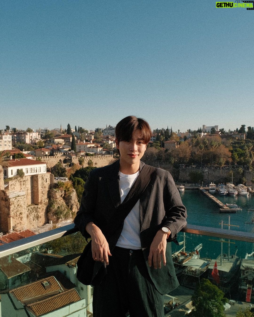 Jeong Young-han - 5.5K Likes - 새해 인사가 늦었습니다! 🙇🏻♂️
정말 꾹꾹 눌러 담은 2022년, 보내기 싫을 정도로 좋았던 해는 처음이었습니다.
갑자기 생각지도 않던 긴 휴가를 내고 튀르키예를 다녀왔어요.
세계 일주까지 준비하며 평생을 방랑해도 좋겠다던 여행인데,
막상 떠나려니 마음이 불편했습니다.
열흘이나 출근을 안 하다는 게 이상하고,
외국 나가 큰돈 쓸 것도 괜히 부담스럽고,,
열심히 산다고 발버둥은 쳤지만, 한국에서의 안정을 찾아가는 생활에 몸과 마음이 제법 거만해지긴 했었나봅니다.
여행 3일차쯤, 오랜만에 우주에 먼지가 된 기분이 너무나 상쾌했습니다. 모르는 것투성이라 도움받기 일쑤고 동시에 항상 경계하고 긴장하고··· 역시나 변태적인 기질 탓에 그런 이방인 대접을 받는 게 너무나 후련했습니다. 현지 유심을 사용해서 연락을 받을 길도 없었어요. 나를 찾는 사람도, 그 어떤 문제도 생기지 않는구나.
그저 하루 3끼 뭐 먹고 뭐 볼 지만 고민하며 돌아다녀도 하루가 훌훌 지나갔습니다.
내가 한국에서 열망하던 치열한 성취도, 머리 쥐어짜던 고민도 고작 다른 나라 땅을 밟았다고 해서 무용하게 느껴지는 게 우습기도 했습니다.
2021년부터 저는 단기 성취에 너무나 중독이 된 듯합니다.
여건이 어쩔 수 없으니 잠깐만 끌어 쓴다는 게, 뭐든 제쳐두고 빨리 이루려는 욕심만 키웠던 것 같아요. 후회는 없습니다만.
올해 상반기는 내면에 좀 더 집중을 하고 하반기에는 감사했던 사람들과의 관계를 되돌아보는데 힘쓰는 한 해를 보내기로 했습니다.
특히나 온·오프라인 할 것 없이 모든 인간관계에 너무나도 소홀했음을 깊이 반성합니다.
튀르키예는 정말 최고의 여행지였어요.
열흘 동안 터키에서만 4개 지역을 돌아다녔는데요.
마주했던 역사와 문화, 자연, 음식까지 뭐하나 빠짐없이 완벽했습니다. (물가까지..👍)
오랜만에 출장 온 것마냥 사진과 영상을 잔뜩 찍어 오긴 했는데,
튀르키예 이야기는 인스타나 유튜브에.. 차차 업로드 할게요!