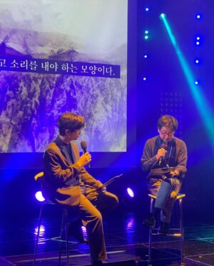 Jeong Young-han Instagram - 2022, 때 놓친 자랑 대폭발

한창 시험을 치르던 작년 이맘때의 나는 상상조차 못 했을 1년,
날뛰게 허락해 주신 아나운서·보도국 선배님들 덕분에 입사 첫해에 상까지 받아봅니다.

‘에라 모르겠다.’ 
‘의아함은 그들의 몫이니까.’ 
“춤이라도 추겠습니다.”

커뮤니티에 짤 방 한번 올라가 보는 게 올해 목표였는데…
뉴스에서 흐느적거린 4초에 어쩌다 저는 ‘춤추는 아나운서’가 됐고
예능 맛도 보고, 옆집(SBS)도 가보고, 오래 봐온 크리에이터들 앞에서 팬심도 숨겨보고, 시상식에 로또 황금손까지 해봤네요.

감사합니다.

어머니는 늘 첫끗발이 개끗발이랬는데
평소에도 엄마 말 잘 듣는 아들은 아니었으니
사고만 안 치면서 착실히 성장하겠습니다.🙇🏻‍♂️