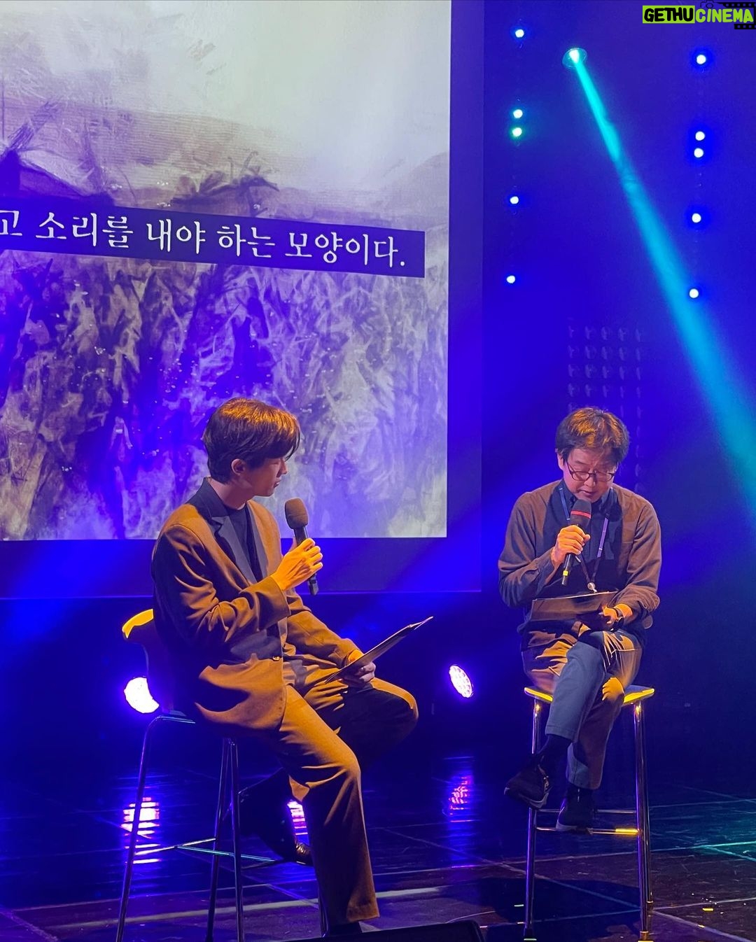 Jeong Young-han - 4.9K Likes - 2022, 때 놓친 자랑 대폭발
한창 시험을 치르던 작년 이맘때의 나는 상상조차 못 했을 1년,
날뛰게 허락해 주신 아나운서·보도국 선배님들 덕분에 입사 첫해에 상까지 받아봅니다.
‘에라 모르겠다.’
‘의아함은 그들의 몫이니까.’
“춤이라도 추겠습니다.”
커뮤니티에 짤 방 한번 올라가 보는 게 올해 목표였는데…
뉴스에서 흐느적거린 4초에 어쩌다 저는 ‘춤추는 아나운서’가 됐고
예능 맛도 보고, 옆집(SBS)도 가보고, 오래 봐온 크리에이터들 앞에서 팬심도 숨겨보고, 시상식에 로또 황금손까지 해봤네요.
감사합니다.
어머니는 늘 첫끗발이 개끗발이랬는데
평소에도 엄마 말 잘 듣는 아들은 아니었으니
사고만 안 치면서 착실히 성장하겠습니다.🙇🏻♂️