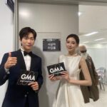 Jeong Young-han Instagram - 2022, 때 놓친 자랑 대폭발 한창 시험을 치르던 작년 이맘때의 나는 상상조차 못 했을 1년, 날뛰게 허락해 주신 아나운서·보도국 선배님들 덕분에 입사 첫해에 상까지 받아봅니다. ‘에라 모르겠다.’ ‘의아함은 그들의 몫이니까.’ “춤이라도 추겠습니다.” 커뮤니티에 짤 방 한번 올라가 보는 게 올해 목표였는데… 뉴스에서 흐느적거린 4초에 어쩌다 저는 ‘춤추는 아나운서’가 됐고 예능 맛도 보고, 옆집(SBS)도 가보고, 오래 봐온 크리에이터들 앞에서 팬심도 숨겨보고, 시상식에 로또 황금손까지 해봤네요. 감사합니다. 어머니는 늘 첫끗발이 개끗발이랬는데 평소에도 엄마 말 잘 듣는 아들은 아니었으니 사고만 안 치면서 착실히 성장하겠습니다.🙇🏻‍♂️ MBC