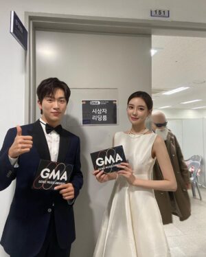 Jeong Young-han Instagram - 2022, 때 놓친 자랑 대폭발

한창 시험을 치르던 작년 이맘때의 나는 상상조차 못 했을 1년,
날뛰게 허락해 주신 아나운서·보도국 선배님들 덕분에 입사 첫해에 상까지 받아봅니다.

‘에라 모르겠다.’ 
‘의아함은 그들의 몫이니까.’ 
“춤이라도 추겠습니다.”

커뮤니티에 짤 방 한번 올라가 보는 게 올해 목표였는데…
뉴스에서 흐느적거린 4초에 어쩌다 저는 ‘춤추는 아나운서’가 됐고
예능 맛도 보고, 옆집(SBS)도 가보고, 오래 봐온 크리에이터들 앞에서 팬심도 숨겨보고, 시상식에 로또 황금손까지 해봤네요.

감사합니다.

어머니는 늘 첫끗발이 개끗발이랬는데
평소에도 엄마 말 잘 듣는 아들은 아니었으니
사고만 안 치면서 착실히 성장하겠습니다.🙇🏻‍♂️