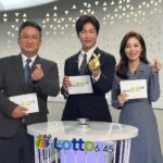 Jeong Young-han Instagram - 2022, 때 놓친 자랑 대폭발 한창 시험을 치르던 작년 이맘때의 나는 상상조차 못 했을 1년, 날뛰게 허락해 주신 아나운서·보도국 선배님들 덕분에 입사 첫해에 상까지 받아봅니다. ‘에라 모르겠다.’ ‘의아함은 그들의 몫이니까.’ “춤이라도 추겠습니다.” 커뮤니티에 짤 방 한번 올라가 보는 게 올해 목표였는데… 뉴스에서 흐느적거린 4초에 어쩌다 저는 ‘춤추는 아나운서’가 됐고 예능 맛도 보고, 옆집(SBS)도 가보고, 오래 봐온 크리에이터들 앞에서 팬심도 숨겨보고, 시상식에 로또 황금손까지 해봤네요. 감사합니다. 어머니는 늘 첫끗발이 개끗발이랬는데 평소에도 엄마 말 잘 듣는 아들은 아니었으니 사고만 안 치면서 착실히 성장하겠습니다.🙇🏻‍♂️ MBC