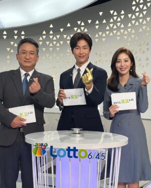 Jeong Young-han Instagram - 2022, 때 놓친 자랑 대폭발

한창 시험을 치르던 작년 이맘때의 나는 상상조차 못 했을 1년,
날뛰게 허락해 주신 아나운서·보도국 선배님들 덕분에 입사 첫해에 상까지 받아봅니다.

‘에라 모르겠다.’ 
‘의아함은 그들의 몫이니까.’ 
“춤이라도 추겠습니다.”

커뮤니티에 짤 방 한번 올라가 보는 게 올해 목표였는데…
뉴스에서 흐느적거린 4초에 어쩌다 저는 ‘춤추는 아나운서’가 됐고
예능 맛도 보고, 옆집(SBS)도 가보고, 오래 봐온 크리에이터들 앞에서 팬심도 숨겨보고, 시상식에 로또 황금손까지 해봤네요.

감사합니다.

어머니는 늘 첫끗발이 개끗발이랬는데
평소에도 엄마 말 잘 듣는 아들은 아니었으니
사고만 안 치면서 착실히 성장하겠습니다.🙇🏻‍♂️