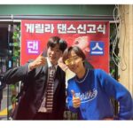 Jeong Young-han Instagram - 2022, 때 놓친 자랑 대폭발 한창 시험을 치르던 작년 이맘때의 나는 상상조차 못 했을 1년, 날뛰게 허락해 주신 아나운서·보도국 선배님들 덕분에 입사 첫해에 상까지 받아봅니다. ‘에라 모르겠다.’ ‘의아함은 그들의 몫이니까.’ “춤이라도 추겠습니다.” 커뮤니티에 짤 방 한번 올라가 보는 게 올해 목표였는데… 뉴스에서 흐느적거린 4초에 어쩌다 저는 ‘춤추는 아나운서’가 됐고 예능 맛도 보고, 옆집(SBS)도 가보고, 오래 봐온 크리에이터들 앞에서 팬심도 숨겨보고, 시상식에 로또 황금손까지 해봤네요. 감사합니다. 어머니는 늘 첫끗발이 개끗발이랬는데 평소에도 엄마 말 잘 듣는 아들은 아니었으니 사고만 안 치면서 착실히 성장하겠습니다.🙇🏻‍♂️ MBC