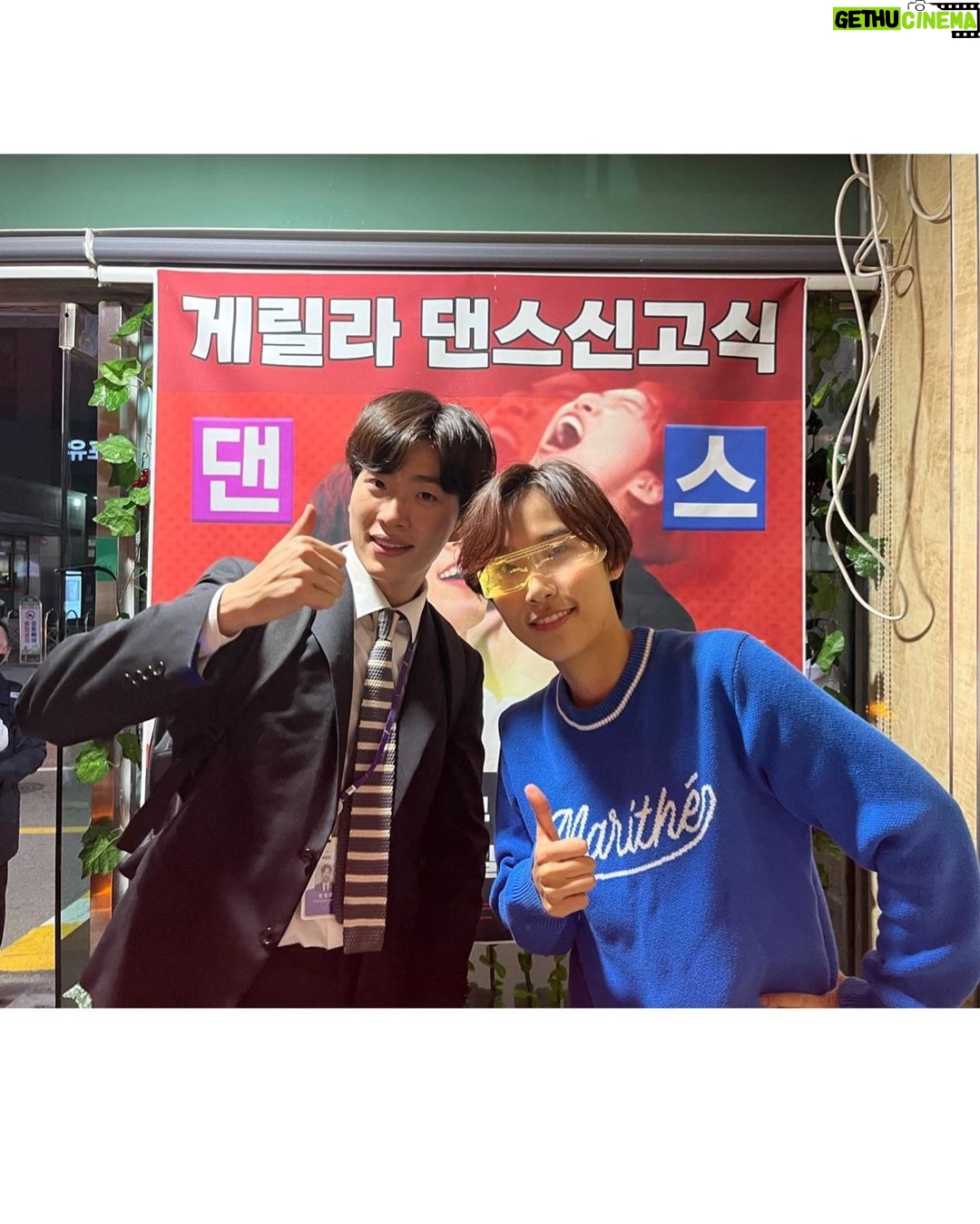 Jeong Young-han - 4.9K Likes - 2022, 때 놓친 자랑 대폭발
한창 시험을 치르던 작년 이맘때의 나는 상상조차 못 했을 1년,
날뛰게 허락해 주신 아나운서·보도국 선배님들 덕분에 입사 첫해에 상까지 받아봅니다.
‘에라 모르겠다.’
‘의아함은 그들의 몫이니까.’
“춤이라도 추겠습니다.”
커뮤니티에 짤 방 한번 올라가 보는 게 올해 목표였는데…
뉴스에서 흐느적거린 4초에 어쩌다 저는 ‘춤추는 아나운서’가 됐고
예능 맛도 보고, 옆집(SBS)도 가보고, 오래 봐온 크리에이터들 앞에서 팬심도 숨겨보고, 시상식에 로또 황금손까지 해봤네요.
감사합니다.
어머니는 늘 첫끗발이 개끗발이랬는데
평소에도 엄마 말 잘 듣는 아들은 아니었으니
사고만 안 치면서 착실히 성장하겠습니다.🙇🏻♂️
