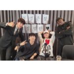 Jeong Young-han Instagram - 2022, 때 놓친 자랑 대폭발 한창 시험을 치르던 작년 이맘때의 나는 상상조차 못 했을 1년, 날뛰게 허락해 주신 아나운서·보도국 선배님들 덕분에 입사 첫해에 상까지 받아봅니다. ‘에라 모르겠다.’ ‘의아함은 그들의 몫이니까.’ “춤이라도 추겠습니다.” 커뮤니티에 짤 방 한번 올라가 보는 게 올해 목표였는데… 뉴스에서 흐느적거린 4초에 어쩌다 저는 ‘춤추는 아나운서’가 됐고 예능 맛도 보고, 옆집(SBS)도 가보고, 오래 봐온 크리에이터들 앞에서 팬심도 숨겨보고, 시상식에 로또 황금손까지 해봤네요. 감사합니다. 어머니는 늘 첫끗발이 개끗발이랬는데 평소에도 엄마 말 잘 듣는 아들은 아니었으니 사고만 안 치면서 착실히 성장하겠습니다.🙇🏻‍♂️ MBC