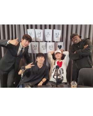 Jeong Young-han Instagram - 2022, 때 놓친 자랑 대폭발

한창 시험을 치르던 작년 이맘때의 나는 상상조차 못 했을 1년,
날뛰게 허락해 주신 아나운서·보도국 선배님들 덕분에 입사 첫해에 상까지 받아봅니다.

‘에라 모르겠다.’ 
‘의아함은 그들의 몫이니까.’ 
“춤이라도 추겠습니다.”

커뮤니티에 짤 방 한번 올라가 보는 게 올해 목표였는데…
뉴스에서 흐느적거린 4초에 어쩌다 저는 ‘춤추는 아나운서’가 됐고
예능 맛도 보고, 옆집(SBS)도 가보고, 오래 봐온 크리에이터들 앞에서 팬심도 숨겨보고, 시상식에 로또 황금손까지 해봤네요.

감사합니다.

어머니는 늘 첫끗발이 개끗발이랬는데
평소에도 엄마 말 잘 듣는 아들은 아니었으니
사고만 안 치면서 착실히 성장하겠습니다.🙇🏻‍♂️