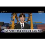 Jeong Young-han Instagram - 2022, 때 놓친 자랑 대폭발 한창 시험을 치르던 작년 이맘때의 나는 상상조차 못 했을 1년, 날뛰게 허락해 주신 아나운서·보도국 선배님들 덕분에 입사 첫해에 상까지 받아봅니다. ‘에라 모르겠다.’ ‘의아함은 그들의 몫이니까.’ “춤이라도 추겠습니다.” 커뮤니티에 짤 방 한번 올라가 보는 게 올해 목표였는데… 뉴스에서 흐느적거린 4초에 어쩌다 저는 ‘춤추는 아나운서’가 됐고 예능 맛도 보고, 옆집(SBS)도 가보고, 오래 봐온 크리에이터들 앞에서 팬심도 숨겨보고, 시상식에 로또 황금손까지 해봤네요. 감사합니다. 어머니는 늘 첫끗발이 개끗발이랬는데 평소에도 엄마 말 잘 듣는 아들은 아니었으니 사고만 안 치면서 착실히 성장하겠습니다.🙇🏻‍♂️ MBC