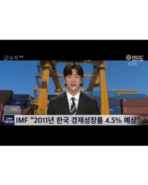 Jeong Young-han Instagram - 2022, 때 놓친 자랑 대폭발

한창 시험을 치르던 작년 이맘때의 나는 상상조차 못 했을 1년,
날뛰게 허락해 주신 아나운서·보도국 선배님들 덕분에 입사 첫해에 상까지 받아봅니다.

‘에라 모르겠다.’ 
‘의아함은 그들의 몫이니까.’ 
“춤이라도 추겠습니다.”

커뮤니티에 짤 방 한번 올라가 보는 게 올해 목표였는데…
뉴스에서 흐느적거린 4초에 어쩌다 저는 ‘춤추는 아나운서’가 됐고
예능 맛도 보고, 옆집(SBS)도 가보고, 오래 봐온 크리에이터들 앞에서 팬심도 숨겨보고, 시상식에 로또 황금손까지 해봤네요.

감사합니다.

어머니는 늘 첫끗발이 개끗발이랬는데
평소에도 엄마 말 잘 듣는 아들은 아니었으니
사고만 안 치면서 착실히 성장하겠습니다.🙇🏻‍♂️