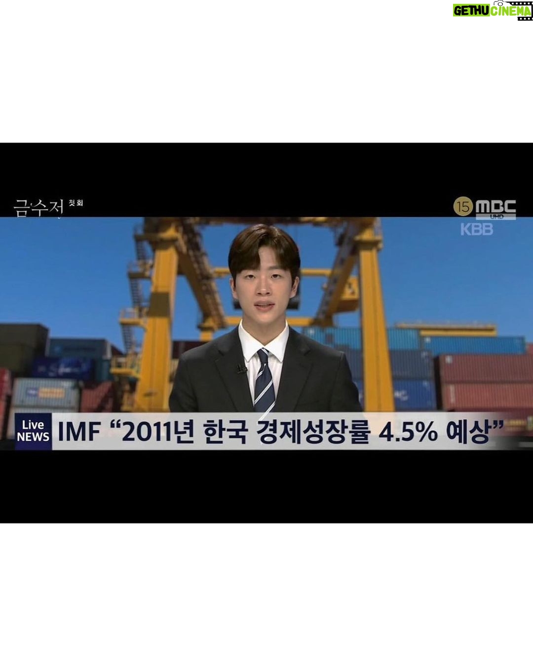 Jeong Young-han - 4.9K Likes - 2022, 때 놓친 자랑 대폭발
한창 시험을 치르던 작년 이맘때의 나는 상상조차 못 했을 1년,
날뛰게 허락해 주신 아나운서·보도국 선배님들 덕분에 입사 첫해에 상까지 받아봅니다.
‘에라 모르겠다.’
‘의아함은 그들의 몫이니까.’
“춤이라도 추겠습니다.”
커뮤니티에 짤 방 한번 올라가 보는 게 올해 목표였는데…
뉴스에서 흐느적거린 4초에 어쩌다 저는 ‘춤추는 아나운서’가 됐고
예능 맛도 보고, 옆집(SBS)도 가보고, 오래 봐온 크리에이터들 앞에서 팬심도 숨겨보고, 시상식에 로또 황금손까지 해봤네요.
감사합니다.
어머니는 늘 첫끗발이 개끗발이랬는데
평소에도 엄마 말 잘 듣는 아들은 아니었으니
사고만 안 치면서 착실히 성장하겠습니다.🙇🏻♂️