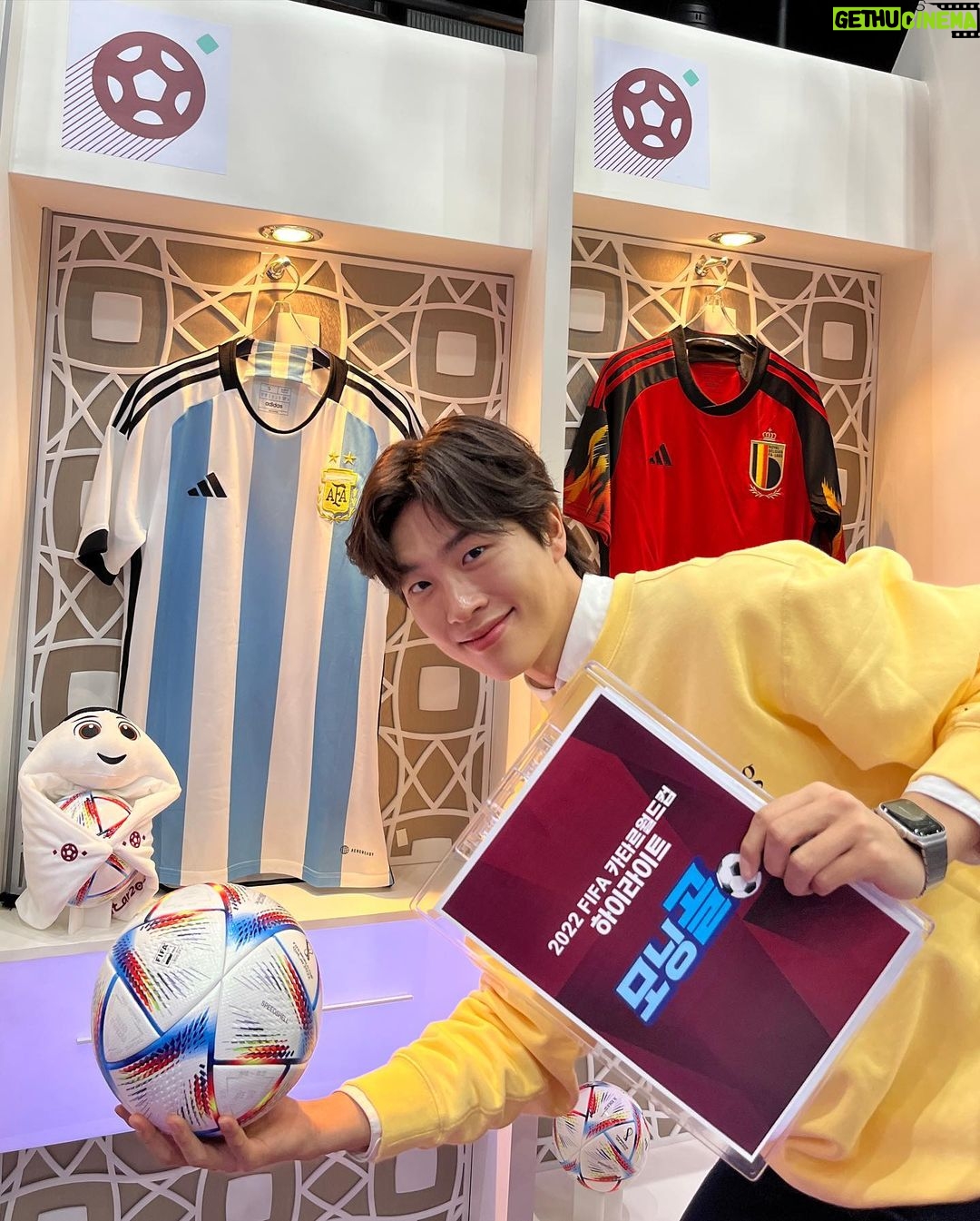 Jeong Young-han - 4.9K Likes - 2022, 때 놓친 자랑 대폭발
한창 시험을 치르던 작년 이맘때의 나는 상상조차 못 했을 1년,
날뛰게 허락해 주신 아나운서·보도국 선배님들 덕분에 입사 첫해에 상까지 받아봅니다.
‘에라 모르겠다.’
‘의아함은 그들의 몫이니까.’
“춤이라도 추겠습니다.”
커뮤니티에 짤 방 한번 올라가 보는 게 올해 목표였는데…
뉴스에서 흐느적거린 4초에 어쩌다 저는 ‘춤추는 아나운서’가 됐고
예능 맛도 보고, 옆집(SBS)도 가보고, 오래 봐온 크리에이터들 앞에서 팬심도 숨겨보고, 시상식에 로또 황금손까지 해봤네요.
감사합니다.
어머니는 늘 첫끗발이 개끗발이랬는데
평소에도 엄마 말 잘 듣는 아들은 아니었으니
사고만 안 치면서 착실히 성장하겠습니다.🙇🏻♂️