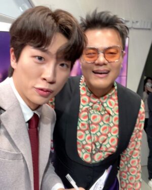 Jeong Young-han Instagram - 월요일 아침부터 힘차게 그룹빽

1000만뷰 @_thegayoung 원조 뉴스춤 선배님과 돌아온 JYP🕺

월드컵 하이라이트 첫 생방 4분 전,, 
컴백소식 보도했다고 사진까지 챙겨주셔서 감사합니다 🙇🏻‍♂️