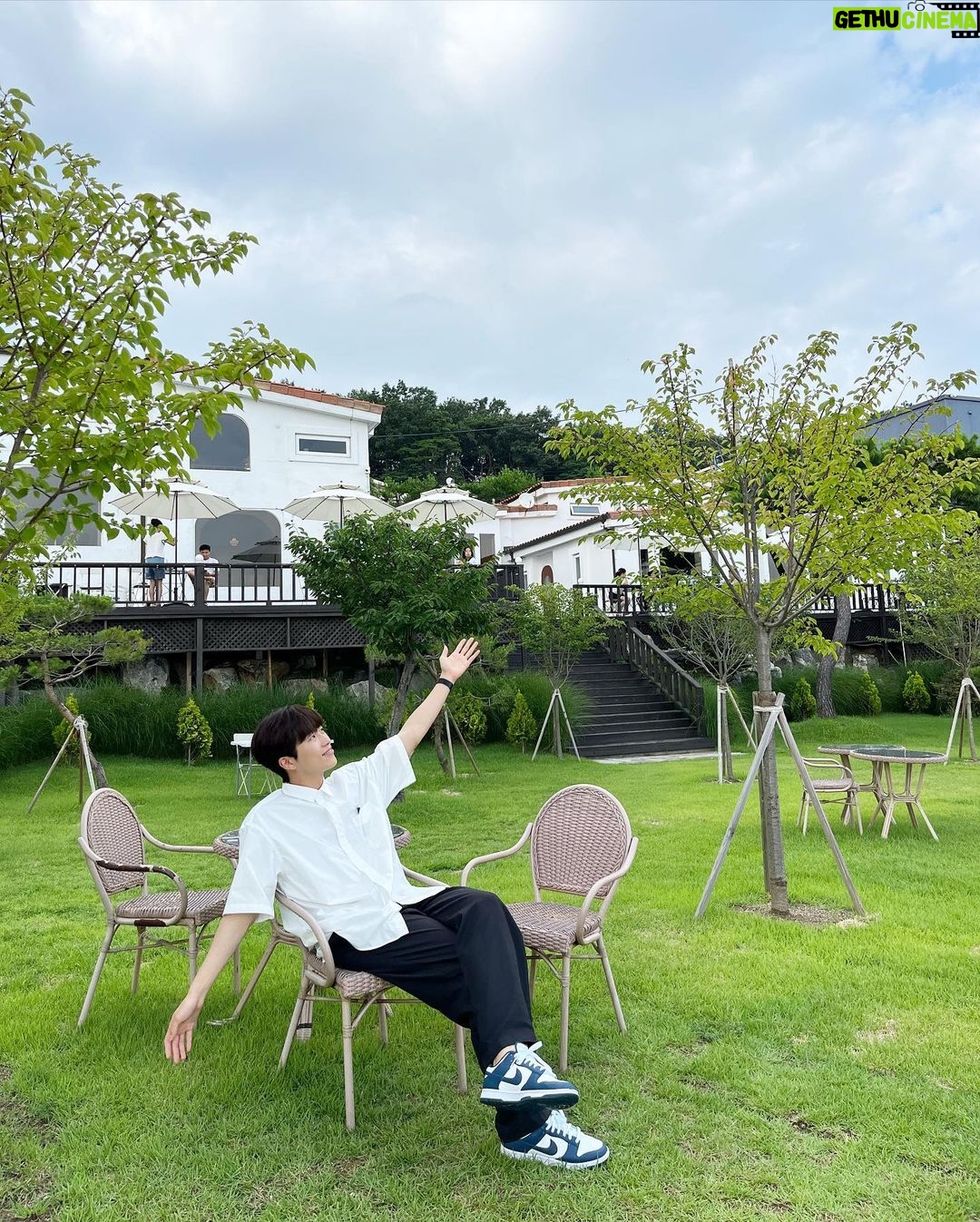 Jeong Young-han - 3.3K Likes - 암만 성취를 해봐야 만족할 줄 모를 욕망의 항아리인 나는
결핍의 정도를 행복의 척도로 삼는데
요즘을 돌아보면
적당히 부족하고
적당히 창피하고
적당히 아쉽고
적당히 허무하다
내가 좋아하는 지인들은 하나같이
‘끌어당김의 법칙 얘기’를 자주 꺼내곤 한다.
철 지난 구닥다리 동기부여 연설 같은 내용이지만
믿는 종교도, 딱히 의지할 사람도 없던 나에겐
주문 같은 이야기다.
한 평생 걱정을 덩어리째 쌓아두고 사는듯싶다가도
틈만 나면 원하는 걸 적고 떠들어댔더니
물론 남과 비교하면 한도 끝도 없겠으나
중·고교 시절 그려본 20대의 내 모습에 비하면
그보다는 훨씬 잘 살고 있다는 생각이 문득 스친다.
앞으로도 그 잘난 꿈 타령 양껏 하면서
재밌게 일하고, 가고 싶은 곳 생기면 가보고
또 그 경험을 나누며 살아야지.
📍강화 : 토크라피·동막해변·전등사