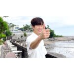 Jeong Young-han Instagram - 암만 성취를 해봐야 만족할 줄 모를 욕망의 항아리인 나는 결핍의 정도를 행복의 척도로 삼는데 요즘을 돌아보면 적당히 부족하고 적당히 창피하고 적당히 아쉽고 적당히 허무하다 내가 좋아하는 지인들은 하나같이 ‘끌어당김의 법칙 얘기’를 자주 꺼내곤 한다. 철 지난 구닥다리 동기부여 연설 같은 내용이지만 믿는 종교도, 딱히 의지할 사람도 없던 나에겐 주문 같은 이야기다. 한 평생 걱정을 덩어리째 쌓아두고 사는듯싶다가도 틈만 나면 원하는 걸 적고 떠들어댔더니 물론 남과 비교하면 한도 끝도 없겠으나 중·고교 시절 그려본 20대의 내 모습에 비하면 그보다는 훨씬 잘 살고 있다는 생각이 문득 스친다. 앞으로도 그 잘난 꿈 타령 양껏 하면서 재밌게 일하고, 가고 싶은 곳 생기면 가보고 또 그 경험을 나누며 살아야지. 📍강화 : 토크라피·동막해변·전등사 강화도