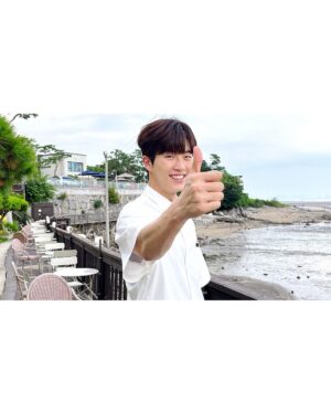 Jeong Young-han Instagram - 암만 성취를 해봐야 만족할 줄 모를 욕망의 항아리인 나는
결핍의 정도를 행복의 척도로 삼는데

요즘을 돌아보면

적당히 부족하고
적당히 창피하고
적당히 아쉽고
적당히 허무하다

내가 좋아하는 지인들은 하나같이 
‘끌어당김의 법칙 얘기’를 자주 꺼내곤 한다.
철 지난 구닥다리 동기부여 연설 같은 내용이지만
믿는 종교도, 딱히 의지할 사람도 없던 나에겐 
주문 같은 이야기다.

한 평생 걱정을 덩어리째 쌓아두고 사는듯싶다가도
틈만 나면 원하는 걸 적고 떠들어댔더니

물론 남과 비교하면 한도 끝도 없겠으나
중·고교 시절 그려본 20대의 내 모습에 비하면
그보다는 훨씬 잘 살고 있다는 생각이 문득 스친다.

앞으로도 그 잘난 꿈 타령 양껏 하면서
재밌게 일하고, 가고 싶은 곳 생기면 가보고
또 그 경험을 나누며 살아야지.

📍강화 : 토크라피·동막해변·전등사