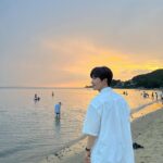 Jeong Young-han Instagram - 암만 성취를 해봐야 만족할 줄 모를 욕망의 항아리인 나는 결핍의 정도를 행복의 척도로 삼는데 요즘을 돌아보면 적당히 부족하고 적당히 창피하고 적당히 아쉽고 적당히 허무하다 내가 좋아하는 지인들은 하나같이 ‘끌어당김의 법칙 얘기’를 자주 꺼내곤 한다. 철 지난 구닥다리 동기부여 연설 같은 내용이지만 믿는 종교도, 딱히 의지할 사람도 없던 나에겐 주문 같은 이야기다. 한 평생 걱정을 덩어리째 쌓아두고 사는듯싶다가도 틈만 나면 원하는 걸 적고 떠들어댔더니 물론 남과 비교하면 한도 끝도 없겠으나 중·고교 시절 그려본 20대의 내 모습에 비하면 그보다는 훨씬 잘 살고 있다는 생각이 문득 스친다. 앞으로도 그 잘난 꿈 타령 양껏 하면서 재밌게 일하고, 가고 싶은 곳 생기면 가보고 또 그 경험을 나누며 살아야지. 📍강화 : 토크라피·동막해변·전등사 강화도