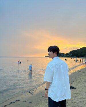 Jeong Young-han Instagram - 암만 성취를 해봐야 만족할 줄 모를 욕망의 항아리인 나는
결핍의 정도를 행복의 척도로 삼는데

요즘을 돌아보면

적당히 부족하고
적당히 창피하고
적당히 아쉽고
적당히 허무하다

내가 좋아하는 지인들은 하나같이 
‘끌어당김의 법칙 얘기’를 자주 꺼내곤 한다.
철 지난 구닥다리 동기부여 연설 같은 내용이지만
믿는 종교도, 딱히 의지할 사람도 없던 나에겐 
주문 같은 이야기다.

한 평생 걱정을 덩어리째 쌓아두고 사는듯싶다가도
틈만 나면 원하는 걸 적고 떠들어댔더니

물론 남과 비교하면 한도 끝도 없겠으나
중·고교 시절 그려본 20대의 내 모습에 비하면
그보다는 훨씬 잘 살고 있다는 생각이 문득 스친다.

앞으로도 그 잘난 꿈 타령 양껏 하면서
재밌게 일하고, 가고 싶은 곳 생기면 가보고
또 그 경험을 나누며 살아야지.

📍강화 : 토크라피·동막해변·전등사