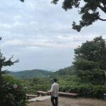 Jeong Young-han Instagram - 암만 성취를 해봐야 만족할 줄 모를 욕망의 항아리인 나는 결핍의 정도를 행복의 척도로 삼는데 요즘을 돌아보면 적당히 부족하고 적당히 창피하고 적당히 아쉽고 적당히 허무하다 내가 좋아하는 지인들은 하나같이 ‘끌어당김의 법칙 얘기’를 자주 꺼내곤 한다. 철 지난 구닥다리 동기부여 연설 같은 내용이지만 믿는 종교도, 딱히 의지할 사람도 없던 나에겐 주문 같은 이야기다. 한 평생 걱정을 덩어리째 쌓아두고 사는듯싶다가도 틈만 나면 원하는 걸 적고 떠들어댔더니 물론 남과 비교하면 한도 끝도 없겠으나 중·고교 시절 그려본 20대의 내 모습에 비하면 그보다는 훨씬 잘 살고 있다는 생각이 문득 스친다. 앞으로도 그 잘난 꿈 타령 양껏 하면서 재밌게 일하고, 가고 싶은 곳 생기면 가보고 또 그 경험을 나누며 살아야지. 📍강화 : 토크라피·동막해변·전등사 강화도