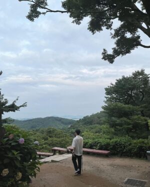 Jeong Young-han Instagram - 암만 성취를 해봐야 만족할 줄 모를 욕망의 항아리인 나는
결핍의 정도를 행복의 척도로 삼는데

요즘을 돌아보면

적당히 부족하고
적당히 창피하고
적당히 아쉽고
적당히 허무하다

내가 좋아하는 지인들은 하나같이 
‘끌어당김의 법칙 얘기’를 자주 꺼내곤 한다.
철 지난 구닥다리 동기부여 연설 같은 내용이지만
믿는 종교도, 딱히 의지할 사람도 없던 나에겐 
주문 같은 이야기다.

한 평생 걱정을 덩어리째 쌓아두고 사는듯싶다가도
틈만 나면 원하는 걸 적고 떠들어댔더니

물론 남과 비교하면 한도 끝도 없겠으나
중·고교 시절 그려본 20대의 내 모습에 비하면
그보다는 훨씬 잘 살고 있다는 생각이 문득 스친다.

앞으로도 그 잘난 꿈 타령 양껏 하면서
재밌게 일하고, 가고 싶은 곳 생기면 가보고
또 그 경험을 나누며 살아야지.

📍강화 : 토크라피·동막해변·전등사