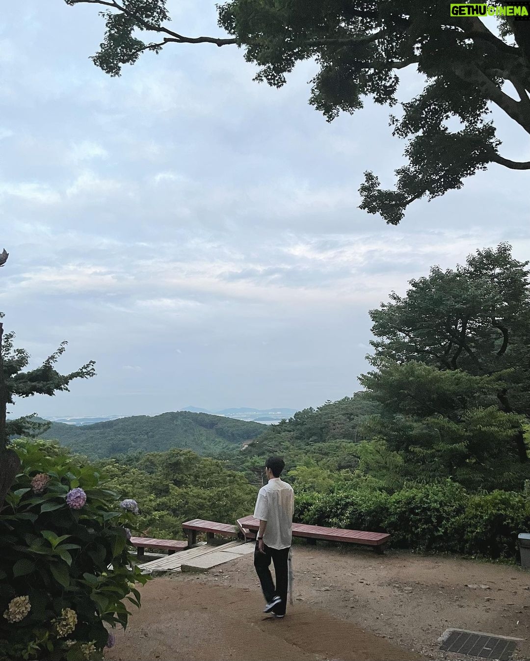 Jeong Young-han - 3.3K Likes - 암만 성취를 해봐야 만족할 줄 모를 욕망의 항아리인 나는
결핍의 정도를 행복의 척도로 삼는데
요즘을 돌아보면
적당히 부족하고
적당히 창피하고
적당히 아쉽고
적당히 허무하다
내가 좋아하는 지인들은 하나같이
‘끌어당김의 법칙 얘기’를 자주 꺼내곤 한다.
철 지난 구닥다리 동기부여 연설 같은 내용이지만
믿는 종교도, 딱히 의지할 사람도 없던 나에겐
주문 같은 이야기다.
한 평생 걱정을 덩어리째 쌓아두고 사는듯싶다가도
틈만 나면 원하는 걸 적고 떠들어댔더니
물론 남과 비교하면 한도 끝도 없겠으나
중·고교 시절 그려본 20대의 내 모습에 비하면
그보다는 훨씬 잘 살고 있다는 생각이 문득 스친다.
앞으로도 그 잘난 꿈 타령 양껏 하면서
재밌게 일하고, 가고 싶은 곳 생기면 가보고
또 그 경험을 나누며 살아야지.
📍강화 : 토크라피·동막해변·전등사