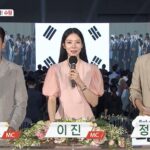 Jeong Young-han Instagram - 처음으로 올리는 방송 사진📺 진, 예린 선배님의 대타로 2주간 저녁정보 프로그램에 들어갔다. 뉴스와는 또 다르게 프롬포터 없는 생방이 주는 긴장감은 짜릿했고 카메라에 잡히는 찰나, 몇 줄 안되는 대사를 더 살려보고 싶은 욕구와 틀리면 안 된다는 염려가 어우러져 극강의 뚝딱임을 선보였다. 그래도 좋았던 건, 비로소 친척, 어르신들께서 영한이가 TV나온다며 연락을 주신 것. 그게 그렇게 좋더라. ‘방송 경험도 없는 나에게 누가, 어떤 일을 맡길까?’ 시험을 준비하던 시절부터 아나운서국에 배치돼 수습을 떼고서도 사실은 내가 TV에 나오는 모습을 쉽게 상상하지 못했다. 실력이 없으면 튀기라도 하자며 다짜고짜 뉴스에서 춤을 추기 시작했고 감사하게도 (우려했던 것보다는) 긍정적인 관심들을 받을 수 있었다. 또래 친구나 지인들은 SNS에 떠도는 짤방들 덕에 제법 알아봐 주고 신기해했지만, 사실 내 뉴스코너는 지역뉴스 시간과 겹쳐 수도권 외 지역에 계신 어르신들은 좀처럼 TV에서서 날 볼 수 없었고, ‘의아함은 그들의 몫’이라며 그렇게 떠들어 대지만 경조사에 마주한 친척들께서 ‘어떤 프로그램에 나오냐’는 질문 세례에 ‘뉴스에서 춤춘다’고 답하기가 꽤나 쑥스러웠던 것도 사실이다. 춤추는 뉴스, AI라디오.. 기대했던 것 이상으로 ‘나다운 방송’을 한다며 의미 부여하며 즐겨왔지만, 마음 한켠에서는 ‘어린 시절 보던 아나운서의 방송’을 그렇게 하고 싶었나 보다. 모쪼록 새벽방송 저녁방송을 동시에 해본 건 여러 가지 의미로 나에게 훈장 같은 의미가 있다. 보나 마나 얼마 지나지 않아서 이 글은 코딱지 같아 보이고 부끄럽겠지. 그래도 나름 준비를 충분히 못해 쩔쩔매며 매일 아쉬워했던 이 심정을 박제해야지😅 MBC