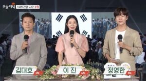 Jeong Young-han Instagram - 처음으로 올리는 방송 사진📺

진, 예린 선배님의 대타로 2주간 
저녁정보 프로그램에 들어갔다.

뉴스와는 또 다르게 
프롬포터 없는 생방이 주는 긴장감은 짜릿했고

카메라에 잡히는 찰나,
몇 줄 안되는 대사를 더 살려보고 싶은 욕구와 
틀리면 안 된다는 염려가 어우러져 
극강의 뚝딱임을 선보였다.

그래도 좋았던 건,
비로소 친척, 어르신들께서 영한이가 TV나온다며 
연락을 주신 것. 그게 그렇게 좋더라.

‘방송 경험도 없는 나에게 누가, 어떤 일을 맡길까?’

시험을 준비하던 시절부터 
아나운서국에 배치돼 수습을 떼고서도 
사실은 내가 TV에 나오는 모습을 쉽게 상상하지 못했다.

실력이 없으면 튀기라도 하자며 
다짜고짜 뉴스에서 춤을 추기 시작했고 
감사하게도 (우려했던 것보다는)
긍정적인 관심들을 받을 수 있었다.

또래 친구나 지인들은 SNS에 떠도는 짤방들 덕에 
제법 알아봐 주고 신기해했지만, 
사실 내 뉴스코너는 지역뉴스 시간과 겹쳐
수도권 외 지역에 계신 어르신들은 
좀처럼 TV에서서 날 볼 수 없었고, 

‘의아함은 그들의 몫’이라며 그렇게 떠들어 대지만
경조사에 마주한 친척들께서 
‘어떤 프로그램에 나오냐’는 질문 세례에 
‘뉴스에서 춤춘다’고 답하기가 꽤나 쑥스러웠던 것도 사실이다.

춤추는 뉴스, AI라디오.. 기대했던 것 이상으로 
‘나다운 방송’을 한다며 의미 부여하며 즐겨왔지만, 
마음 한켠에서는 ‘어린 시절 보던 아나운서의 방송’을 
그렇게 하고 싶었나 보다.

모쪼록 새벽방송 저녁방송을 동시에 해본 건 
여러 가지 의미로 나에게 훈장 같은 의미가 있다. 
보나 마나 얼마 지나지 않아서
이 글은 코딱지 같아 보이고 부끄럽겠지. 
그래도 나름 준비를 충분히 못해 쩔쩔매며 
매일 아쉬워했던 이 심정을 박제해야지😅