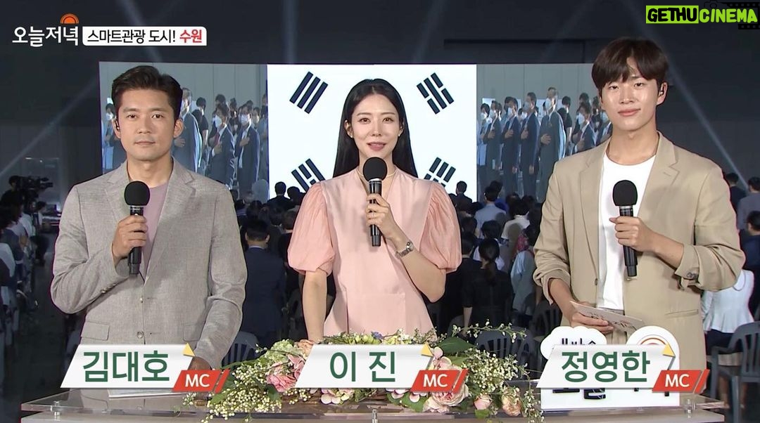 Jeong Young-han - 3.2K Likes - 처음으로 올리는 방송 사진📺
진, 예린 선배님의 대타로 2주간
저녁정보 프로그램에 들어갔다.
뉴스와는 또 다르게
프롬포터 없는 생방이 주는 긴장감은 짜릿했고
카메라에 잡히는 찰나,
몇 줄 안되는 대사를 더 살려보고 싶은 욕구와
틀리면 안 된다는 염려가 어우러져
극강의 뚝딱임을 선보였다.
그래도 좋았던 건,
비로소 친척, 어르신들께서 영한이가 TV나온다며
연락을 주신 것. 그게 그렇게 좋더라.
‘방송 경험도 없는 나에게 누가, 어떤 일을 맡길까?’
시험을 준비하던 시절부터
아나운서국에 배치돼 수습을 떼고서도
사실은 내가 TV에 나오는 모습을 쉽게 상상하지 못했다.
실력이 없으면 튀기라도 하자며
다짜고짜 뉴스에서 춤을 추기 시작했고
감사하게도 (우려했던 것보다는)
긍정적인 관심들을 받을 수 있었다.
또래 친구나 지인들은 SNS에 떠도는 짤방들 덕에
제법 알아봐 주고 신기해했지만,
사실 내 뉴스코너는 지역뉴스 시간과 겹쳐
수도권 외 지역에 계신 어르신들은
좀처럼 TV에서서 날 볼 수 없었고,
‘의아함은 그들의 몫’이라며 그렇게 떠들어 대지만
경조사에 마주한 친척들께서
‘어떤 프로그램에 나오냐’는 질문 세례에
‘뉴스에서 춤춘다’고 답하기가 꽤나 쑥스러웠던 것도 사실이다.
춤추는 뉴스, AI라디오.. 기대했던 것 이상으로
‘나다운 방송’을 한다며 의미 부여하며 즐겨왔지만,
마음 한켠에서는 ‘어린 시절 보던 아나운서의 방송’을
그렇게 하고 싶었나 보다.
모쪼록 새벽방송 저녁방송을 동시에 해본 건
여러 가지 의미로 나에게 훈장 같은 의미가 있다.
보나 마나 얼마 지나지 않아서
이 글은 코딱지 같아 보이고 부끄럽겠지.
그래도 나름 준비를 충분히 못해 쩔쩔매며
매일 아쉬워했던 이 심정을 박제해야지😅