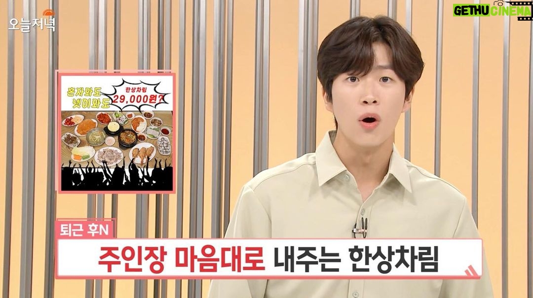 Jeong Young-han - 3.2K Likes - 처음으로 올리는 방송 사진📺
진, 예린 선배님의 대타로 2주간
저녁정보 프로그램에 들어갔다.
뉴스와는 또 다르게
프롬포터 없는 생방이 주는 긴장감은 짜릿했고
카메라에 잡히는 찰나,
몇 줄 안되는 대사를 더 살려보고 싶은 욕구와
틀리면 안 된다는 염려가 어우러져
극강의 뚝딱임을 선보였다.
그래도 좋았던 건,
비로소 친척, 어르신들께서 영한이가 TV나온다며
연락을 주신 것. 그게 그렇게 좋더라.
‘방송 경험도 없는 나에게 누가, 어떤 일을 맡길까?’
시험을 준비하던 시절부터
아나운서국에 배치돼 수습을 떼고서도
사실은 내가 TV에 나오는 모습을 쉽게 상상하지 못했다.
실력이 없으면 튀기라도 하자며
다짜고짜 뉴스에서 춤을 추기 시작했고
감사하게도 (우려했던 것보다는)
긍정적인 관심들을 받을 수 있었다.
또래 친구나 지인들은 SNS에 떠도는 짤방들 덕에
제법 알아봐 주고 신기해했지만,
사실 내 뉴스코너는 지역뉴스 시간과 겹쳐
수도권 외 지역에 계신 어르신들은
좀처럼 TV에서서 날 볼 수 없었고,
‘의아함은 그들의 몫’이라며 그렇게 떠들어 대지만
경조사에 마주한 친척들께서
‘어떤 프로그램에 나오냐’는 질문 세례에
‘뉴스에서 춤춘다’고 답하기가 꽤나 쑥스러웠던 것도 사실이다.
춤추는 뉴스, AI라디오.. 기대했던 것 이상으로
‘나다운 방송’을 한다며 의미 부여하며 즐겨왔지만,
마음 한켠에서는 ‘어린 시절 보던 아나운서의 방송’을
그렇게 하고 싶었나 보다.
모쪼록 새벽방송 저녁방송을 동시에 해본 건
여러 가지 의미로 나에게 훈장 같은 의미가 있다.
보나 마나 얼마 지나지 않아서
이 글은 코딱지 같아 보이고 부끄럽겠지.
그래도 나름 준비를 충분히 못해 쩔쩔매며
매일 아쉬워했던 이 심정을 박제해야지😅