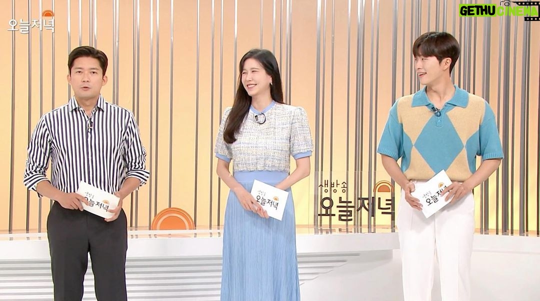 Jeong Young-han - 3.2K Likes - 처음으로 올리는 방송 사진📺
진, 예린 선배님의 대타로 2주간
저녁정보 프로그램에 들어갔다.
뉴스와는 또 다르게
프롬포터 없는 생방이 주는 긴장감은 짜릿했고
카메라에 잡히는 찰나,
몇 줄 안되는 대사를 더 살려보고 싶은 욕구와
틀리면 안 된다는 염려가 어우러져
극강의 뚝딱임을 선보였다.
그래도 좋았던 건,
비로소 친척, 어르신들께서 영한이가 TV나온다며
연락을 주신 것. 그게 그렇게 좋더라.
‘방송 경험도 없는 나에게 누가, 어떤 일을 맡길까?’
시험을 준비하던 시절부터
아나운서국에 배치돼 수습을 떼고서도
사실은 내가 TV에 나오는 모습을 쉽게 상상하지 못했다.
실력이 없으면 튀기라도 하자며
다짜고짜 뉴스에서 춤을 추기 시작했고
감사하게도 (우려했던 것보다는)
긍정적인 관심들을 받을 수 있었다.
또래 친구나 지인들은 SNS에 떠도는 짤방들 덕에
제법 알아봐 주고 신기해했지만,
사실 내 뉴스코너는 지역뉴스 시간과 겹쳐
수도권 외 지역에 계신 어르신들은
좀처럼 TV에서서 날 볼 수 없었고,
‘의아함은 그들의 몫’이라며 그렇게 떠들어 대지만
경조사에 마주한 친척들께서
‘어떤 프로그램에 나오냐’는 질문 세례에
‘뉴스에서 춤춘다’고 답하기가 꽤나 쑥스러웠던 것도 사실이다.
춤추는 뉴스, AI라디오.. 기대했던 것 이상으로
‘나다운 방송’을 한다며 의미 부여하며 즐겨왔지만,
마음 한켠에서는 ‘어린 시절 보던 아나운서의 방송’을
그렇게 하고 싶었나 보다.
모쪼록 새벽방송 저녁방송을 동시에 해본 건
여러 가지 의미로 나에게 훈장 같은 의미가 있다.
보나 마나 얼마 지나지 않아서
이 글은 코딱지 같아 보이고 부끄럽겠지.
그래도 나름 준비를 충분히 못해 쩔쩔매며
매일 아쉬워했던 이 심정을 박제해야지😅