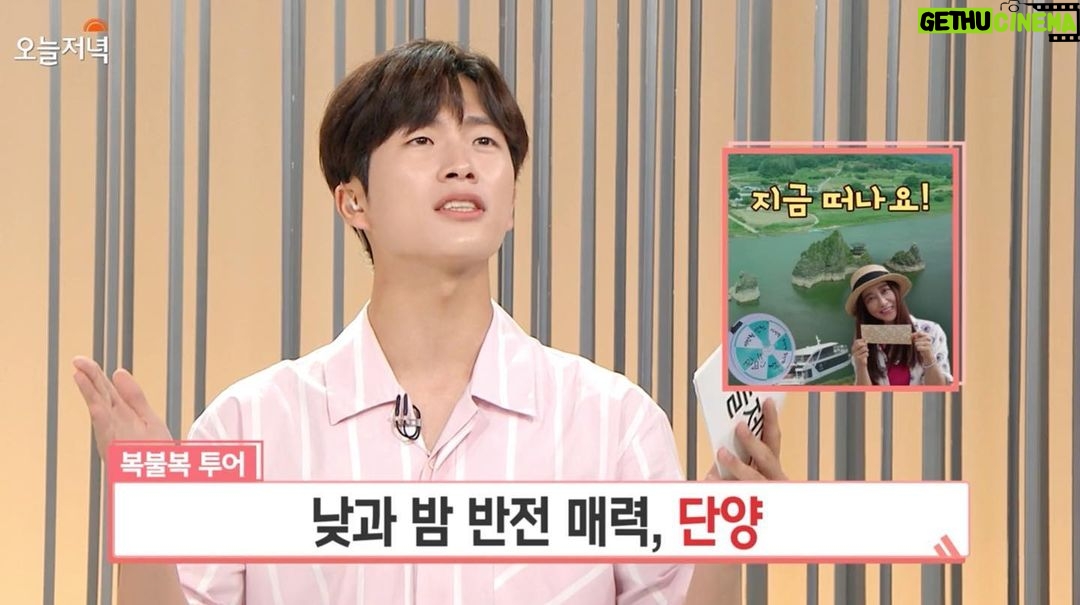 Jeong Young-han - 3.2K Likes - 처음으로 올리는 방송 사진📺
진, 예린 선배님의 대타로 2주간
저녁정보 프로그램에 들어갔다.
뉴스와는 또 다르게
프롬포터 없는 생방이 주는 긴장감은 짜릿했고
카메라에 잡히는 찰나,
몇 줄 안되는 대사를 더 살려보고 싶은 욕구와
틀리면 안 된다는 염려가 어우러져
극강의 뚝딱임을 선보였다.
그래도 좋았던 건,
비로소 친척, 어르신들께서 영한이가 TV나온다며
연락을 주신 것. 그게 그렇게 좋더라.
‘방송 경험도 없는 나에게 누가, 어떤 일을 맡길까?’
시험을 준비하던 시절부터
아나운서국에 배치돼 수습을 떼고서도
사실은 내가 TV에 나오는 모습을 쉽게 상상하지 못했다.
실력이 없으면 튀기라도 하자며
다짜고짜 뉴스에서 춤을 추기 시작했고
감사하게도 (우려했던 것보다는)
긍정적인 관심들을 받을 수 있었다.
또래 친구나 지인들은 SNS에 떠도는 짤방들 덕에
제법 알아봐 주고 신기해했지만,
사실 내 뉴스코너는 지역뉴스 시간과 겹쳐
수도권 외 지역에 계신 어르신들은
좀처럼 TV에서서 날 볼 수 없었고,
‘의아함은 그들의 몫’이라며 그렇게 떠들어 대지만
경조사에 마주한 친척들께서
‘어떤 프로그램에 나오냐’는 질문 세례에
‘뉴스에서 춤춘다’고 답하기가 꽤나 쑥스러웠던 것도 사실이다.
춤추는 뉴스, AI라디오.. 기대했던 것 이상으로
‘나다운 방송’을 한다며 의미 부여하며 즐겨왔지만,
마음 한켠에서는 ‘어린 시절 보던 아나운서의 방송’을
그렇게 하고 싶었나 보다.
모쪼록 새벽방송 저녁방송을 동시에 해본 건
여러 가지 의미로 나에게 훈장 같은 의미가 있다.
보나 마나 얼마 지나지 않아서
이 글은 코딱지 같아 보이고 부끄럽겠지.
그래도 나름 준비를 충분히 못해 쩔쩔매며
매일 아쉬워했던 이 심정을 박제해야지😅
