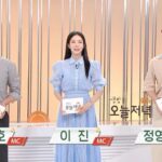 Jeong Young-han Instagram - 처음으로 올리는 방송 사진📺 진, 예린 선배님의 대타로 2주간 저녁정보 프로그램에 들어갔다. 뉴스와는 또 다르게 프롬포터 없는 생방이 주는 긴장감은 짜릿했고 카메라에 잡히는 찰나, 몇 줄 안되는 대사를 더 살려보고 싶은 욕구와 틀리면 안 된다는 염려가 어우러져 극강의 뚝딱임을 선보였다. 그래도 좋았던 건, 비로소 친척, 어르신들께서 영한이가 TV나온다며 연락을 주신 것. 그게 그렇게 좋더라. ‘방송 경험도 없는 나에게 누가, 어떤 일을 맡길까?’ 시험을 준비하던 시절부터 아나운서국에 배치돼 수습을 떼고서도 사실은 내가 TV에 나오는 모습을 쉽게 상상하지 못했다. 실력이 없으면 튀기라도 하자며 다짜고짜 뉴스에서 춤을 추기 시작했고 감사하게도 (우려했던 것보다는) 긍정적인 관심들을 받을 수 있었다. 또래 친구나 지인들은 SNS에 떠도는 짤방들 덕에 제법 알아봐 주고 신기해했지만, 사실 내 뉴스코너는 지역뉴스 시간과 겹쳐 수도권 외 지역에 계신 어르신들은 좀처럼 TV에서서 날 볼 수 없었고, ‘의아함은 그들의 몫’이라며 그렇게 떠들어 대지만 경조사에 마주한 친척들께서 ‘어떤 프로그램에 나오냐’는 질문 세례에 ‘뉴스에서 춤춘다’고 답하기가 꽤나 쑥스러웠던 것도 사실이다. 춤추는 뉴스, AI라디오.. 기대했던 것 이상으로 ‘나다운 방송’을 한다며 의미 부여하며 즐겨왔지만, 마음 한켠에서는 ‘어린 시절 보던 아나운서의 방송’을 그렇게 하고 싶었나 보다. 모쪼록 새벽방송 저녁방송을 동시에 해본 건 여러 가지 의미로 나에게 훈장 같은 의미가 있다. 보나 마나 얼마 지나지 않아서 이 글은 코딱지 같아 보이고 부끄럽겠지. 그래도 나름 준비를 충분히 못해 쩔쩔매며 매일 아쉬워했던 이 심정을 박제해야지😅 MBC