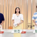 Jeong Young-han Instagram - 처음으로 올리는 방송 사진📺 진, 예린 선배님의 대타로 2주간 저녁정보 프로그램에 들어갔다. 뉴스와는 또 다르게 프롬포터 없는 생방이 주는 긴장감은 짜릿했고 카메라에 잡히는 찰나, 몇 줄 안되는 대사를 더 살려보고 싶은 욕구와 틀리면 안 된다는 염려가 어우러져 극강의 뚝딱임을 선보였다. 그래도 좋았던 건, 비로소 친척, 어르신들께서 영한이가 TV나온다며 연락을 주신 것. 그게 그렇게 좋더라. ‘방송 경험도 없는 나에게 누가, 어떤 일을 맡길까?’ 시험을 준비하던 시절부터 아나운서국에 배치돼 수습을 떼고서도 사실은 내가 TV에 나오는 모습을 쉽게 상상하지 못했다. 실력이 없으면 튀기라도 하자며 다짜고짜 뉴스에서 춤을 추기 시작했고 감사하게도 (우려했던 것보다는) 긍정적인 관심들을 받을 수 있었다. 또래 친구나 지인들은 SNS에 떠도는 짤방들 덕에 제법 알아봐 주고 신기해했지만, 사실 내 뉴스코너는 지역뉴스 시간과 겹쳐 수도권 외 지역에 계신 어르신들은 좀처럼 TV에서서 날 볼 수 없었고, ‘의아함은 그들의 몫’이라며 그렇게 떠들어 대지만 경조사에 마주한 친척들께서 ‘어떤 프로그램에 나오냐’는 질문 세례에 ‘뉴스에서 춤춘다’고 답하기가 꽤나 쑥스러웠던 것도 사실이다. 춤추는 뉴스, AI라디오.. 기대했던 것 이상으로 ‘나다운 방송’을 한다며 의미 부여하며 즐겨왔지만, 마음 한켠에서는 ‘어린 시절 보던 아나운서의 방송’을 그렇게 하고 싶었나 보다. 모쪼록 새벽방송 저녁방송을 동시에 해본 건 여러 가지 의미로 나에게 훈장 같은 의미가 있다. 보나 마나 얼마 지나지 않아서 이 글은 코딱지 같아 보이고 부끄럽겠지. 그래도 나름 준비를 충분히 못해 쩔쩔매며 매일 아쉬워했던 이 심정을 박제해야지😅 MBC