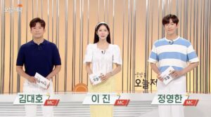Jeong Young-han Instagram - 처음으로 올리는 방송 사진📺

진, 예린 선배님의 대타로 2주간 
저녁정보 프로그램에 들어갔다.

뉴스와는 또 다르게 
프롬포터 없는 생방이 주는 긴장감은 짜릿했고

카메라에 잡히는 찰나,
몇 줄 안되는 대사를 더 살려보고 싶은 욕구와 
틀리면 안 된다는 염려가 어우러져 
극강의 뚝딱임을 선보였다.

그래도 좋았던 건,
비로소 친척, 어르신들께서 영한이가 TV나온다며 
연락을 주신 것. 그게 그렇게 좋더라.

‘방송 경험도 없는 나에게 누가, 어떤 일을 맡길까?’

시험을 준비하던 시절부터 
아나운서국에 배치돼 수습을 떼고서도 
사실은 내가 TV에 나오는 모습을 쉽게 상상하지 못했다.

실력이 없으면 튀기라도 하자며 
다짜고짜 뉴스에서 춤을 추기 시작했고 
감사하게도 (우려했던 것보다는)
긍정적인 관심들을 받을 수 있었다.

또래 친구나 지인들은 SNS에 떠도는 짤방들 덕에 
제법 알아봐 주고 신기해했지만, 
사실 내 뉴스코너는 지역뉴스 시간과 겹쳐
수도권 외 지역에 계신 어르신들은 
좀처럼 TV에서서 날 볼 수 없었고, 

‘의아함은 그들의 몫’이라며 그렇게 떠들어 대지만
경조사에 마주한 친척들께서 
‘어떤 프로그램에 나오냐’는 질문 세례에 
‘뉴스에서 춤춘다’고 답하기가 꽤나 쑥스러웠던 것도 사실이다.

춤추는 뉴스, AI라디오.. 기대했던 것 이상으로 
‘나다운 방송’을 한다며 의미 부여하며 즐겨왔지만, 
마음 한켠에서는 ‘어린 시절 보던 아나운서의 방송’을 
그렇게 하고 싶었나 보다.

모쪼록 새벽방송 저녁방송을 동시에 해본 건 
여러 가지 의미로 나에게 훈장 같은 의미가 있다. 
보나 마나 얼마 지나지 않아서
이 글은 코딱지 같아 보이고 부끄럽겠지. 
그래도 나름 준비를 충분히 못해 쩔쩔매며 
매일 아쉬워했던 이 심정을 박제해야지😅