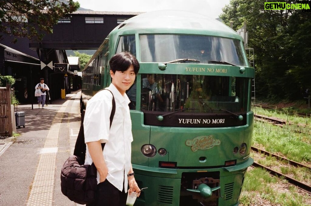 Jeong Young-han Instagram - 6년 전, 처음 후쿠오카를 여행하며. 유후인은 아껴뒀다가 훗날 연인과 함께 찾겠다 다짐했다. 그리고 마침내... . . 지키지 못했다 Yufuin Japan