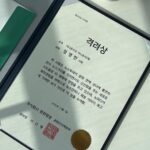 Jeong Young-han Instagram - 2022, 때 놓친 자랑 대폭발 한창 시험을 치르던 작년 이맘때의 나는 상상조차 못 했을 1년, 날뛰게 허락해 주신 아나운서·보도국 선배님들 덕분에 입사 첫해에 상까지 받아봅니다. ‘에라 모르겠다.’ ‘의아함은 그들의 몫이니까.’ “춤이라도 추겠습니다.” 커뮤니티에 짤 방 한번 올라가 보는 게 올해 목표였는데… 뉴스에서 흐느적거린 4초에 어쩌다 저는 ‘춤추는 아나운서’가 됐고 예능 맛도 보고, 옆집(SBS)도 가보고, 오래 봐온 크리에이터들 앞에서 팬심도 숨겨보고, 시상식에 로또 황금손까지 해봤네요. 감사합니다. 어머니는 늘 첫끗발이 개끗발이랬는데 평소에도 엄마 말 잘 듣는 아들은 아니었으니 사고만 안 치면서 착실히 성장하겠습니다.🙇🏻‍♂️ MBC