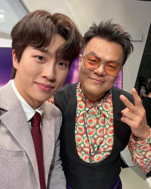 Jeong Young-han Instagram - 월요일 아침부터 힘차게 그룹빽

1000만뷰 @_thegayoung 원조 뉴스춤 선배님과 돌아온 JYP🕺

월드컵 하이라이트 첫 생방 4분 전,, 
컴백소식 보도했다고 사진까지 챙겨주셔서 감사합니다 🙇🏻‍♂️