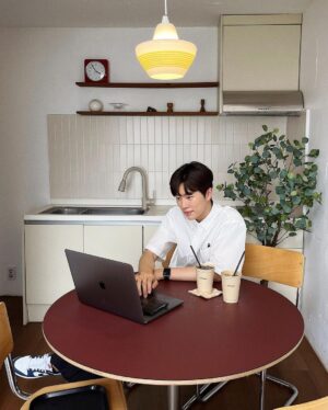 Jeong Young-han Instagram - 암만 성취를 해봐야 만족할 줄 모를 욕망의 항아리인 나는
결핍의 정도를 행복의 척도로 삼는데

요즘을 돌아보면

적당히 부족하고
적당히 창피하고
적당히 아쉽고
적당히 허무하다

내가 좋아하는 지인들은 하나같이 
‘끌어당김의 법칙 얘기’를 자주 꺼내곤 한다.
철 지난 구닥다리 동기부여 연설 같은 내용이지만
믿는 종교도, 딱히 의지할 사람도 없던 나에겐 
주문 같은 이야기다.

한 평생 걱정을 덩어리째 쌓아두고 사는듯싶다가도
틈만 나면 원하는 걸 적고 떠들어댔더니

물론 남과 비교하면 한도 끝도 없겠으나
중·고교 시절 그려본 20대의 내 모습에 비하면
그보다는 훨씬 잘 살고 있다는 생각이 문득 스친다.

앞으로도 그 잘난 꿈 타령 양껏 하면서
재밌게 일하고, 가고 싶은 곳 생기면 가보고
또 그 경험을 나누며 살아야지.

📍강화 : 토크라피·동막해변·전등사