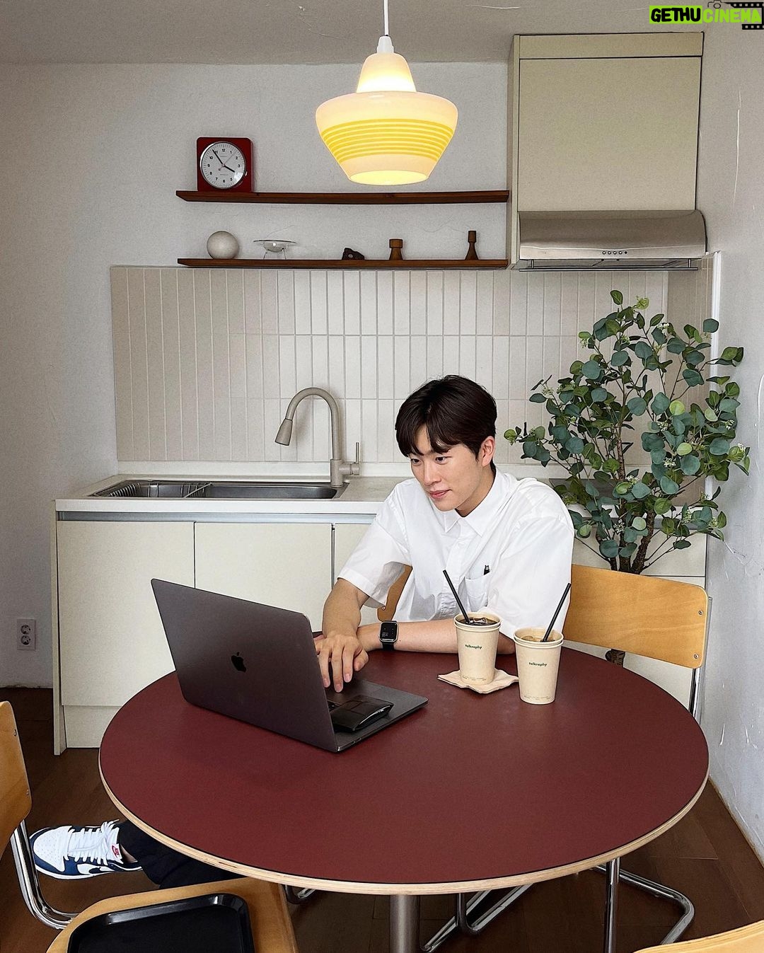 Jeong Young-han - 3.3K Likes - 암만 성취를 해봐야 만족할 줄 모를 욕망의 항아리인 나는
결핍의 정도를 행복의 척도로 삼는데
요즘을 돌아보면
적당히 부족하고
적당히 창피하고
적당히 아쉽고
적당히 허무하다
내가 좋아하는 지인들은 하나같이
‘끌어당김의 법칙 얘기’를 자주 꺼내곤 한다.
철 지난 구닥다리 동기부여 연설 같은 내용이지만
믿는 종교도, 딱히 의지할 사람도 없던 나에겐
주문 같은 이야기다.
한 평생 걱정을 덩어리째 쌓아두고 사는듯싶다가도
틈만 나면 원하는 걸 적고 떠들어댔더니
물론 남과 비교하면 한도 끝도 없겠으나
중·고교 시절 그려본 20대의 내 모습에 비하면
그보다는 훨씬 잘 살고 있다는 생각이 문득 스친다.
앞으로도 그 잘난 꿈 타령 양껏 하면서
재밌게 일하고, 가고 싶은 곳 생기면 가보고
또 그 경험을 나누며 살아야지.
📍강화 : 토크라피·동막해변·전등사