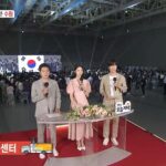 Jeong Young-han Instagram - 처음으로 올리는 방송 사진📺 진, 예린 선배님의 대타로 2주간 저녁정보 프로그램에 들어갔다. 뉴스와는 또 다르게 프롬포터 없는 생방이 주는 긴장감은 짜릿했고 카메라에 잡히는 찰나, 몇 줄 안되는 대사를 더 살려보고 싶은 욕구와 틀리면 안 된다는 염려가 어우러져 극강의 뚝딱임을 선보였다. 그래도 좋았던 건, 비로소 친척, 어르신들께서 영한이가 TV나온다며 연락을 주신 것. 그게 그렇게 좋더라. ‘방송 경험도 없는 나에게 누가, 어떤 일을 맡길까?’ 시험을 준비하던 시절부터 아나운서국에 배치돼 수습을 떼고서도 사실은 내가 TV에 나오는 모습을 쉽게 상상하지 못했다. 실력이 없으면 튀기라도 하자며 다짜고짜 뉴스에서 춤을 추기 시작했고 감사하게도 (우려했던 것보다는) 긍정적인 관심들을 받을 수 있었다. 또래 친구나 지인들은 SNS에 떠도는 짤방들 덕에 제법 알아봐 주고 신기해했지만, 사실 내 뉴스코너는 지역뉴스 시간과 겹쳐 수도권 외 지역에 계신 어르신들은 좀처럼 TV에서서 날 볼 수 없었고, ‘의아함은 그들의 몫’이라며 그렇게 떠들어 대지만 경조사에 마주한 친척들께서 ‘어떤 프로그램에 나오냐’는 질문 세례에 ‘뉴스에서 춤춘다’고 답하기가 꽤나 쑥스러웠던 것도 사실이다. 춤추는 뉴스, AI라디오.. 기대했던 것 이상으로 ‘나다운 방송’을 한다며 의미 부여하며 즐겨왔지만, 마음 한켠에서는 ‘어린 시절 보던 아나운서의 방송’을 그렇게 하고 싶었나 보다. 모쪼록 새벽방송 저녁방송을 동시에 해본 건 여러 가지 의미로 나에게 훈장 같은 의미가 있다. 보나 마나 얼마 지나지 않아서 이 글은 코딱지 같아 보이고 부끄럽겠지. 그래도 나름 준비를 충분히 못해 쩔쩔매며 매일 아쉬워했던 이 심정을 박제해야지😅 MBC