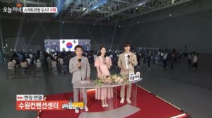 Jeong Young-han Instagram - 처음으로 올리는 방송 사진📺

진, 예린 선배님의 대타로 2주간 
저녁정보 프로그램에 들어갔다.

뉴스와는 또 다르게 
프롬포터 없는 생방이 주는 긴장감은 짜릿했고

카메라에 잡히는 찰나,
몇 줄 안되는 대사를 더 살려보고 싶은 욕구와 
틀리면 안 된다는 염려가 어우러져 
극강의 뚝딱임을 선보였다.

그래도 좋았던 건,
비로소 친척, 어르신들께서 영한이가 TV나온다며 
연락을 주신 것. 그게 그렇게 좋더라.

‘방송 경험도 없는 나에게 누가, 어떤 일을 맡길까?’

시험을 준비하던 시절부터 
아나운서국에 배치돼 수습을 떼고서도 
사실은 내가 TV에 나오는 모습을 쉽게 상상하지 못했다.

실력이 없으면 튀기라도 하자며 
다짜고짜 뉴스에서 춤을 추기 시작했고 
감사하게도 (우려했던 것보다는)
긍정적인 관심들을 받을 수 있었다.

또래 친구나 지인들은 SNS에 떠도는 짤방들 덕에 
제법 알아봐 주고 신기해했지만, 
사실 내 뉴스코너는 지역뉴스 시간과 겹쳐
수도권 외 지역에 계신 어르신들은 
좀처럼 TV에서서 날 볼 수 없었고, 

‘의아함은 그들의 몫’이라며 그렇게 떠들어 대지만
경조사에 마주한 친척들께서 
‘어떤 프로그램에 나오냐’는 질문 세례에 
‘뉴스에서 춤춘다’고 답하기가 꽤나 쑥스러웠던 것도 사실이다.

춤추는 뉴스, AI라디오.. 기대했던 것 이상으로 
‘나다운 방송’을 한다며 의미 부여하며 즐겨왔지만, 
마음 한켠에서는 ‘어린 시절 보던 아나운서의 방송’을 
그렇게 하고 싶었나 보다.

모쪼록 새벽방송 저녁방송을 동시에 해본 건 
여러 가지 의미로 나에게 훈장 같은 의미가 있다. 
보나 마나 얼마 지나지 않아서
이 글은 코딱지 같아 보이고 부끄럽겠지. 
그래도 나름 준비를 충분히 못해 쩔쩔매며 
매일 아쉬워했던 이 심정을 박제해야지😅