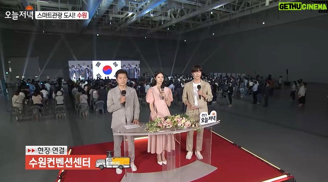 Jeong Young-han - 3.2K Likes - 처음으로 올리는 방송 사진📺
진, 예린 선배님의 대타로 2주간
저녁정보 프로그램에 들어갔다.
뉴스와는 또 다르게
프롬포터 없는 생방이 주는 긴장감은 짜릿했고
카메라에 잡히는 찰나,
몇 줄 안되는 대사를 더 살려보고 싶은 욕구와
틀리면 안 된다는 염려가 어우러져
극강의 뚝딱임을 선보였다.
그래도 좋았던 건,
비로소 친척, 어르신들께서 영한이가 TV나온다며
연락을 주신 것. 그게 그렇게 좋더라.
‘방송 경험도 없는 나에게 누가, 어떤 일을 맡길까?’
시험을 준비하던 시절부터
아나운서국에 배치돼 수습을 떼고서도
사실은 내가 TV에 나오는 모습을 쉽게 상상하지 못했다.
실력이 없으면 튀기라도 하자며
다짜고짜 뉴스에서 춤을 추기 시작했고
감사하게도 (우려했던 것보다는)
긍정적인 관심들을 받을 수 있었다.
또래 친구나 지인들은 SNS에 떠도는 짤방들 덕에
제법 알아봐 주고 신기해했지만,
사실 내 뉴스코너는 지역뉴스 시간과 겹쳐
수도권 외 지역에 계신 어르신들은
좀처럼 TV에서서 날 볼 수 없었고,
‘의아함은 그들의 몫’이라며 그렇게 떠들어 대지만
경조사에 마주한 친척들께서
‘어떤 프로그램에 나오냐’는 질문 세례에
‘뉴스에서 춤춘다’고 답하기가 꽤나 쑥스러웠던 것도 사실이다.
춤추는 뉴스, AI라디오.. 기대했던 것 이상으로
‘나다운 방송’을 한다며 의미 부여하며 즐겨왔지만,
마음 한켠에서는 ‘어린 시절 보던 아나운서의 방송’을
그렇게 하고 싶었나 보다.
모쪼록 새벽방송 저녁방송을 동시에 해본 건
여러 가지 의미로 나에게 훈장 같은 의미가 있다.
보나 마나 얼마 지나지 않아서
이 글은 코딱지 같아 보이고 부끄럽겠지.
그래도 나름 준비를 충분히 못해 쩔쩔매며
매일 아쉬워했던 이 심정을 박제해야지😅
