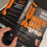 Jeong Young-han Instagram - 첫 책 ‘언더독 마인드’가 오늘 출간됐습니다. ”의아함은 그들의 몫, 나다운 걸 하자“ 는 문장을 시작으로 약 1년간 매일 시간을 짜내어 지난 삶을 돌아본 기록입니다. 아나운서를 목표하기에 앞서, 제 꿈은 ‘살아서는 말로 죽어서는 글로 메시지를 전하는 사람’이 되는 것이었는데요. 쑥스럽기 그지없지만, 솔직함을 가득 담은 자기박제의 산물이기더 합니다. 굳이 자기계발서로 장르를 정한 까닭은 마냥 저의 개인적인 경험이 아닌 읽게 되실 분들 각자의 상황에 따라 각각의 의미를 가지시길 바랐기 때문입니다. 수능이 치러진 오늘, 모든 수험생분들 고생하셨습니다. 더불어 새로운 도전을 도모하는 모든 이들에게 조금이나마 용기가 전해지길 바랍니다. 온라인 서점에서 바로 주문하실 수 있으며 프로필에도 링크를 걸어두었습니다.