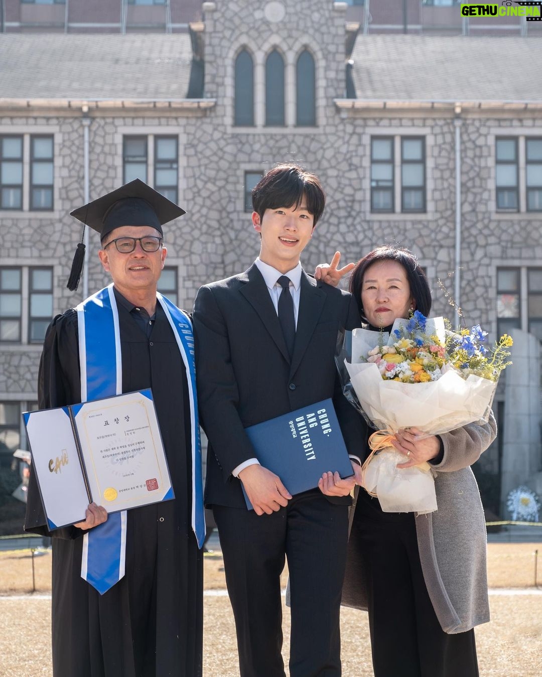 Jeong Young-han - 11.3K Likes - 2015.3~2022.2🎓
극적인 조기졸업 작전 덕에
8년 차 학부 신세는 면했습니다.
⠀
우여곡절 많았던 3년 만의 입시
예상치 못했던 6년 만의 입사
⠀
결국 늘 제자리를 찾아 갔기에
감사하기 그지 없으나
앞으로는 얼마나 더 파란만장 할지요.
⠀
과정에 함께 해주신 모두에게 감사하며
저도 이제 방학 없는 삶을 시작합니다!
⠀
😂