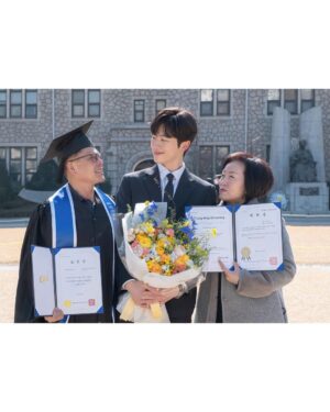 Jeong Young-han Instagram - 2015.3~2022.2🎓
극적인 조기졸업 작전 덕에
8년 차 학부 신세는 면했습니다.
⠀
우여곡절 많았던 3년 만의 입시
예상치 못했던 6년 만의 입사
⠀
결국 늘 제자리를 찾아 갔기에
감사하기 그지 없으나
앞으로는 얼마나 더 파란만장 할지요.
⠀
과정에 함께 해주신 모두에게 감사하며
저도 이제 방학 없는 삶을 시작합니다!
⠀
😂