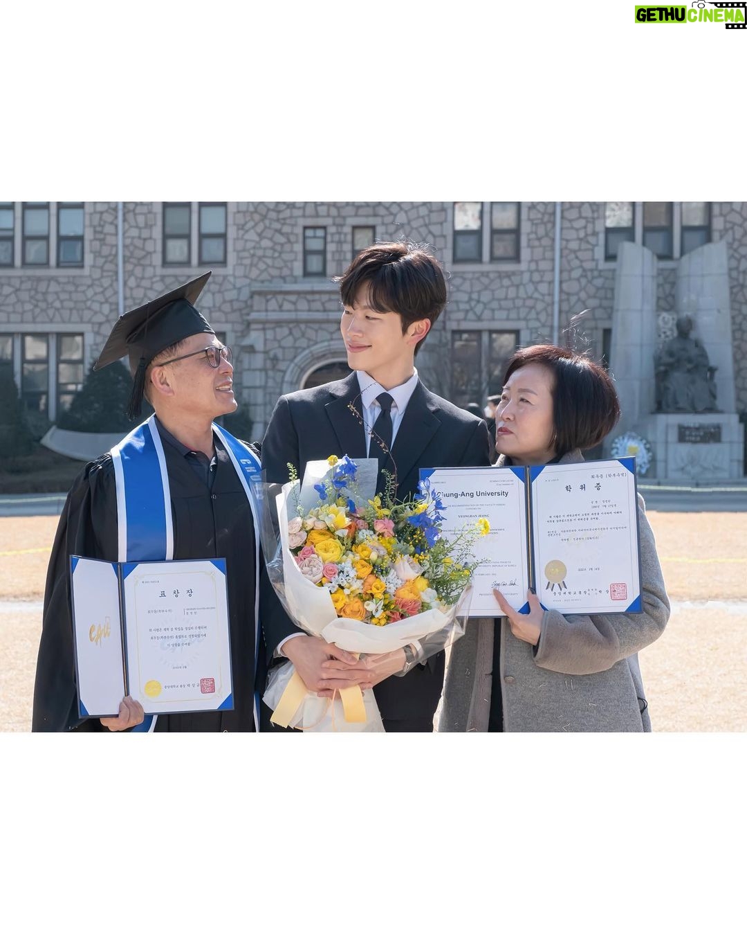 Jeong Young-han - 11.3K Likes - 2015.3~2022.2🎓
극적인 조기졸업 작전 덕에
8년 차 학부 신세는 면했습니다.
⠀
우여곡절 많았던 3년 만의 입시
예상치 못했던 6년 만의 입사
⠀
결국 늘 제자리를 찾아 갔기에
감사하기 그지 없으나
앞으로는 얼마나 더 파란만장 할지요.
⠀
과정에 함께 해주신 모두에게 감사하며
저도 이제 방학 없는 삶을 시작합니다!
⠀
😂