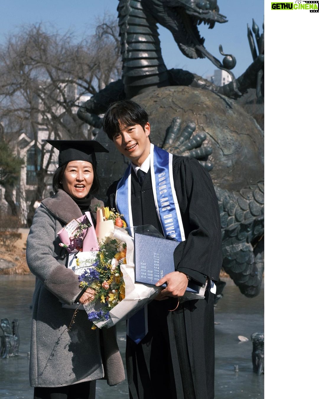 Jeong Young-han - 11.3K Likes - 2015.3~2022.2🎓
극적인 조기졸업 작전 덕에
8년 차 학부 신세는 면했습니다.
⠀
우여곡절 많았던 3년 만의 입시
예상치 못했던 6년 만의 입사
⠀
결국 늘 제자리를 찾아 갔기에
감사하기 그지 없으나
앞으로는 얼마나 더 파란만장 할지요.
⠀
과정에 함께 해주신 모두에게 감사하며
저도 이제 방학 없는 삶을 시작합니다!
⠀
😂